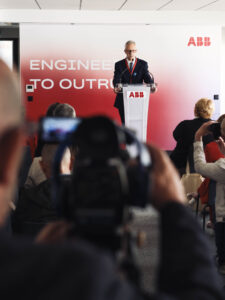 ABB France – Réindustrialisation, innovation et souveraineté industrielle au cœur d’un projet stratégique 3 ABB Inauguration BD©PVerticale C.Hudry 10